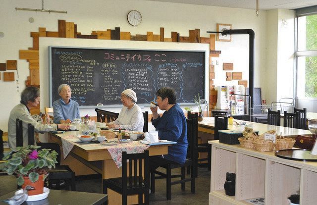 教室を改装したカフェでくつろぐ人たち。黒板にメニューが書いてある＝栃木県那須町で