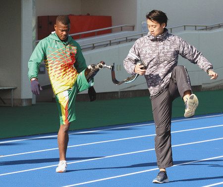 トレーニングで汗を流すメンサさん（左）と、サポートする義肢装具士の沖野敦郎さん＝東京都北区の都障害者総合スポーツセンターで