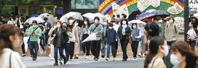 大型連休の初日、渋谷のスクランブル交差点をマスク姿で行き交う人たち＝２９日、東京都渋谷区で