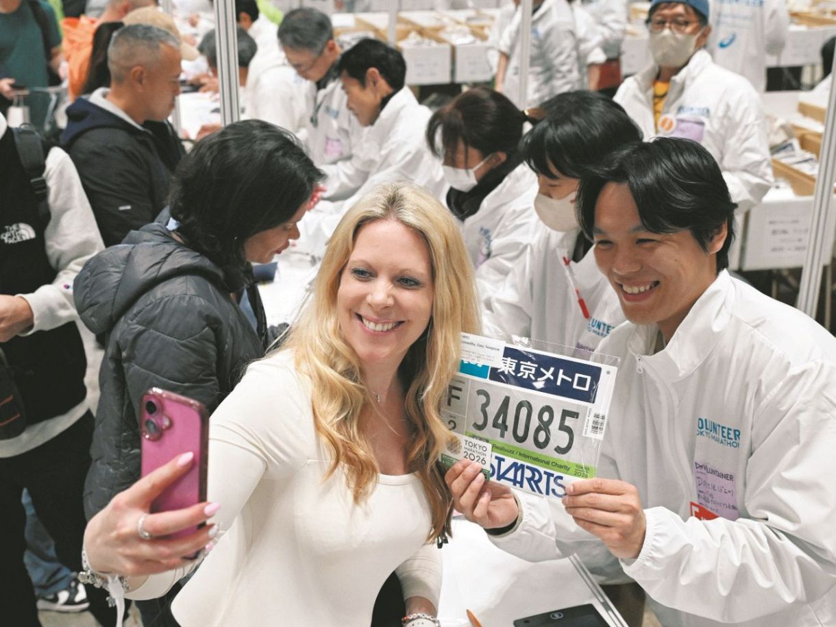 ビブスを受け取り大興奮…3月1日・東京マラソン ランナーの受け付け