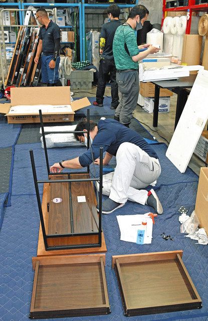 使用された家具をクリーニングする「クラス」のスタッフら＝江東区で