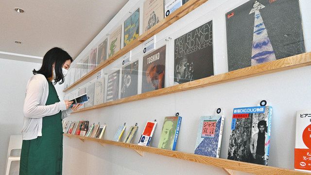 文学作品とそれにちなんだレコード盤を同時に鑑賞できる展示＝新宿区で
