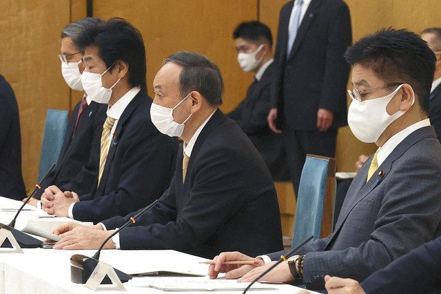 新型コロナウイルス感染症対策本部で、６府県の緊急事態宣言について月末解除を表明する菅首相（中央）