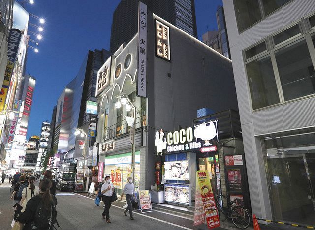 火災から２０年。雑居ビルの跡地（中央右）では飲食店が営業していた＝東京都新宿区で