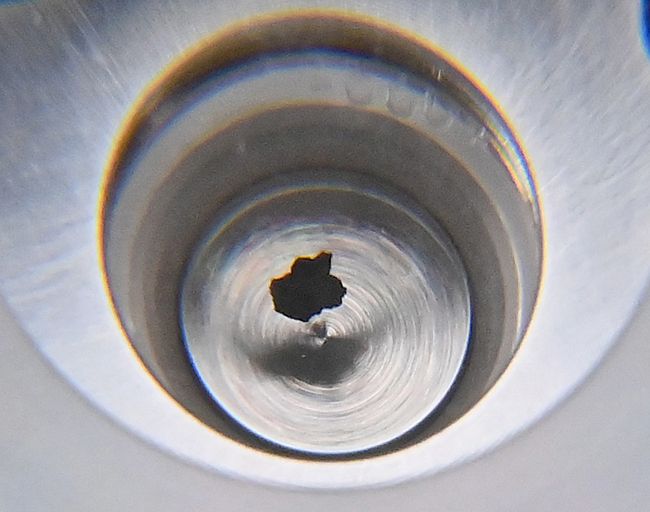小惑星探査機「はやぶさ２」が採取した「りゅうぐう」の欠片＝2021年12月3日、東京都江東区の日本科学未来館で、由木直子撮影