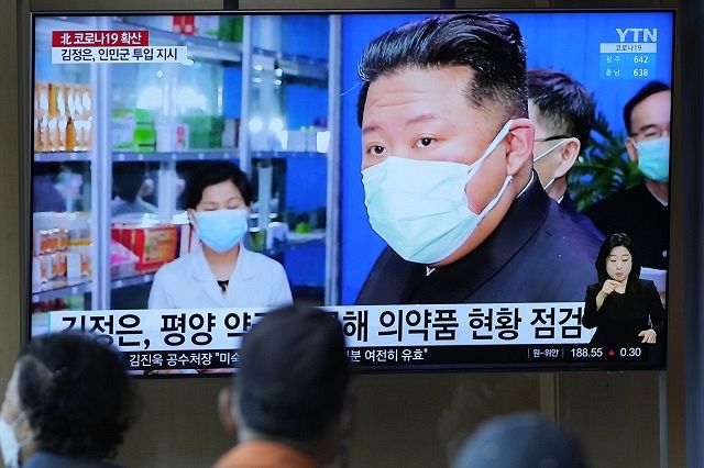 北朝鮮の金正恩総書記の画像で報道するニュース番組を映すテレビ画面＝5月、韓国のソウルで（AP）
