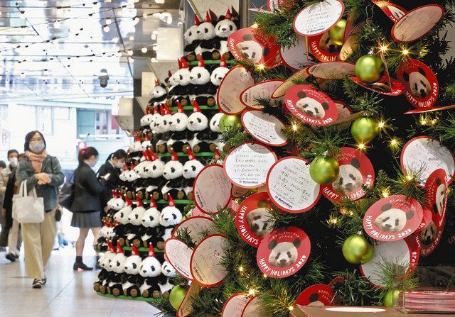 シャンシャンへのメッセージツリーやパンダの人形で飾られた店頭＝東京都台東区上野の松坂屋上野店で