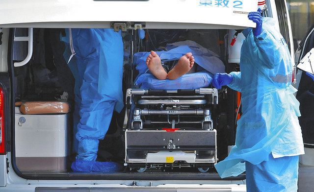 ＩＣＵへの転院のため救急車で搬送されるコロナ患者＝千葉市で