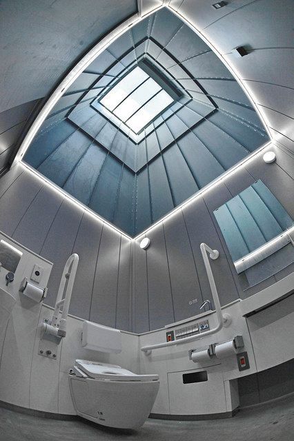 個室内は吹き抜けになっておりガラスの天井から自然光がそそぐ＝東京都品川区で（魚眼レンズ使用）
