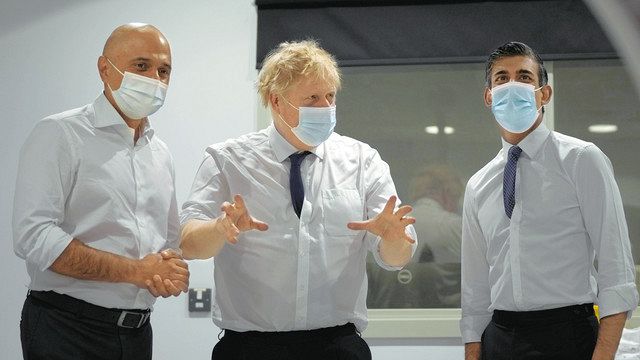 英国のジョンソン首相（中央）とスナク財務相（右）、ジャビド保健相＝4月6日、ロンドン近郊で（AP）
