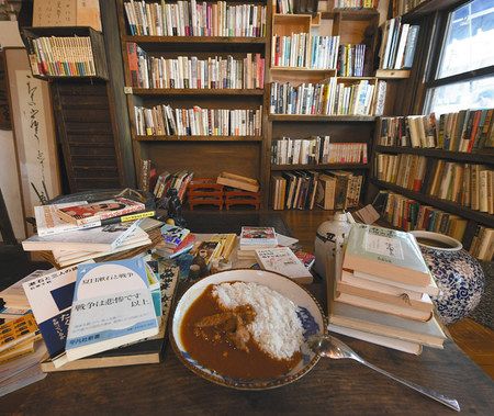 「漱石カレー」と、店にあふれるたくさんの書籍。本とカレーは相性抜群！？