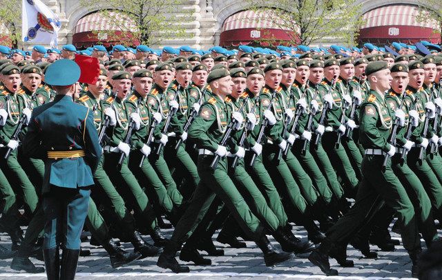 ウクライナ侵攻で戦った兵士らも参加した５月９日の軍事パレード＝モスクワの「赤の広場」で