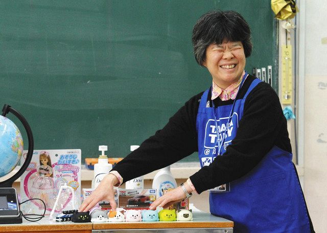 小学校での出前授業で共遊玩具を紹介する高橋玲子さん＝葛飾区で