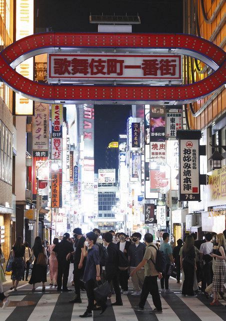 午後８時過ぎの歌舞伎町。シンボルの看板のあかりは消えていた＝東京都新宿区で