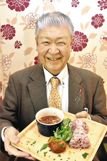 行田古代米カレーの魅力を紹介する田中利幸さん＝いずれも行田市佐間のレストラン「ラノッキオ」で
