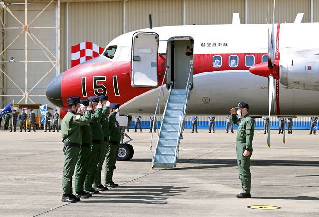 航空自衛隊の飛行点検隊YS11が引退 入間基地でラストフライト
