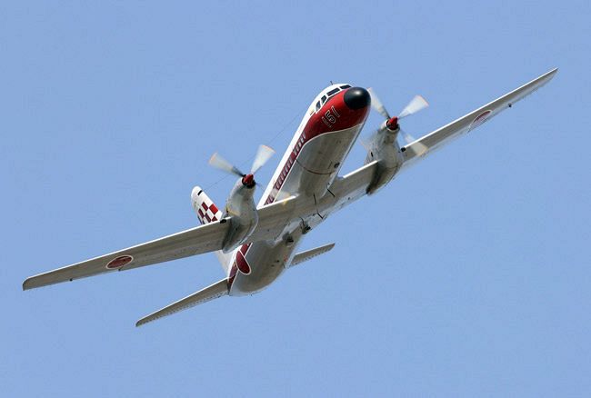 航空自衛隊の飛行点検隊YS11が引退 入間基地でラストフライト