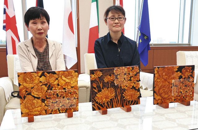 超美品・組立式日光彫り~飾り&花台/植物文様~昭和初期！一点もの～/機能＆造形美 G7記念品は「日光彫」写真立てなど 平野さん母娘が制作｜県内主要