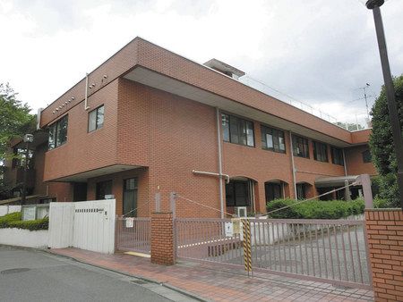 ７月まで東京都の一時保護所と足立児童相談所があった施設。現在は建て替えのため仮移転している＝東京都足立区で