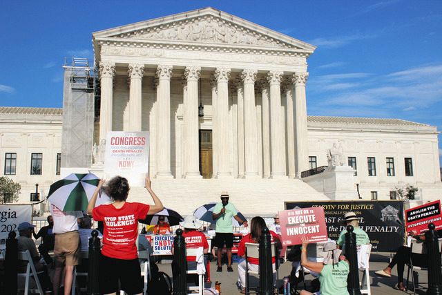 7月2日、米ワシントンの連邦最高裁の前に集まった死刑反対派の人々＝杉藤貴浩撮影