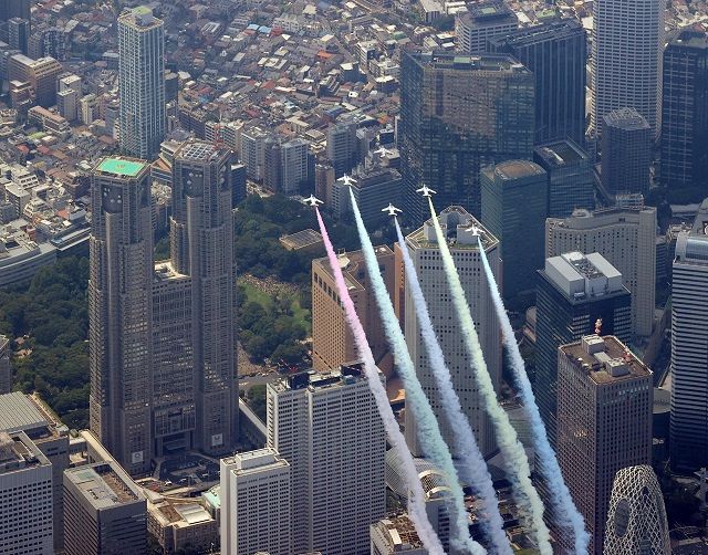 都心上空を飛行する航空自衛隊の「ブルーインパルス」＝2021年7月撮影