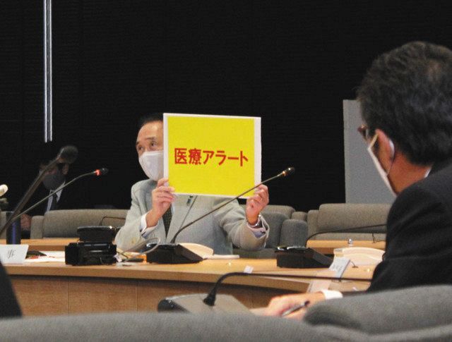 記者会見で「医療アラート」について説明する黒岩祐治知事＝１４日、神奈川県庁で 