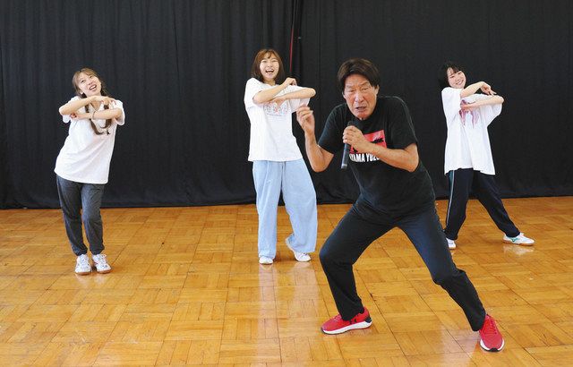 演劇の練習で教え子の大学生をバックにＡＫＢ４８の曲を熱唱する見上さん＝松戸市で
