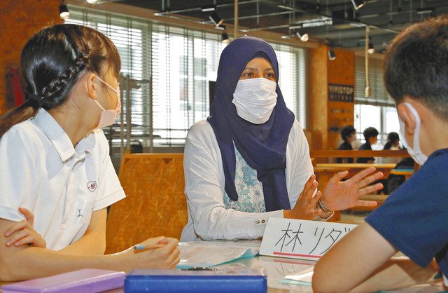 아이들에게 무슬림의 일상에 대해 이야기하는 하야시 리다씨(중)=모두 도쿄도 나카노구의 신도토 문화 초등학교에서(마츠자키 코이치 촬영)