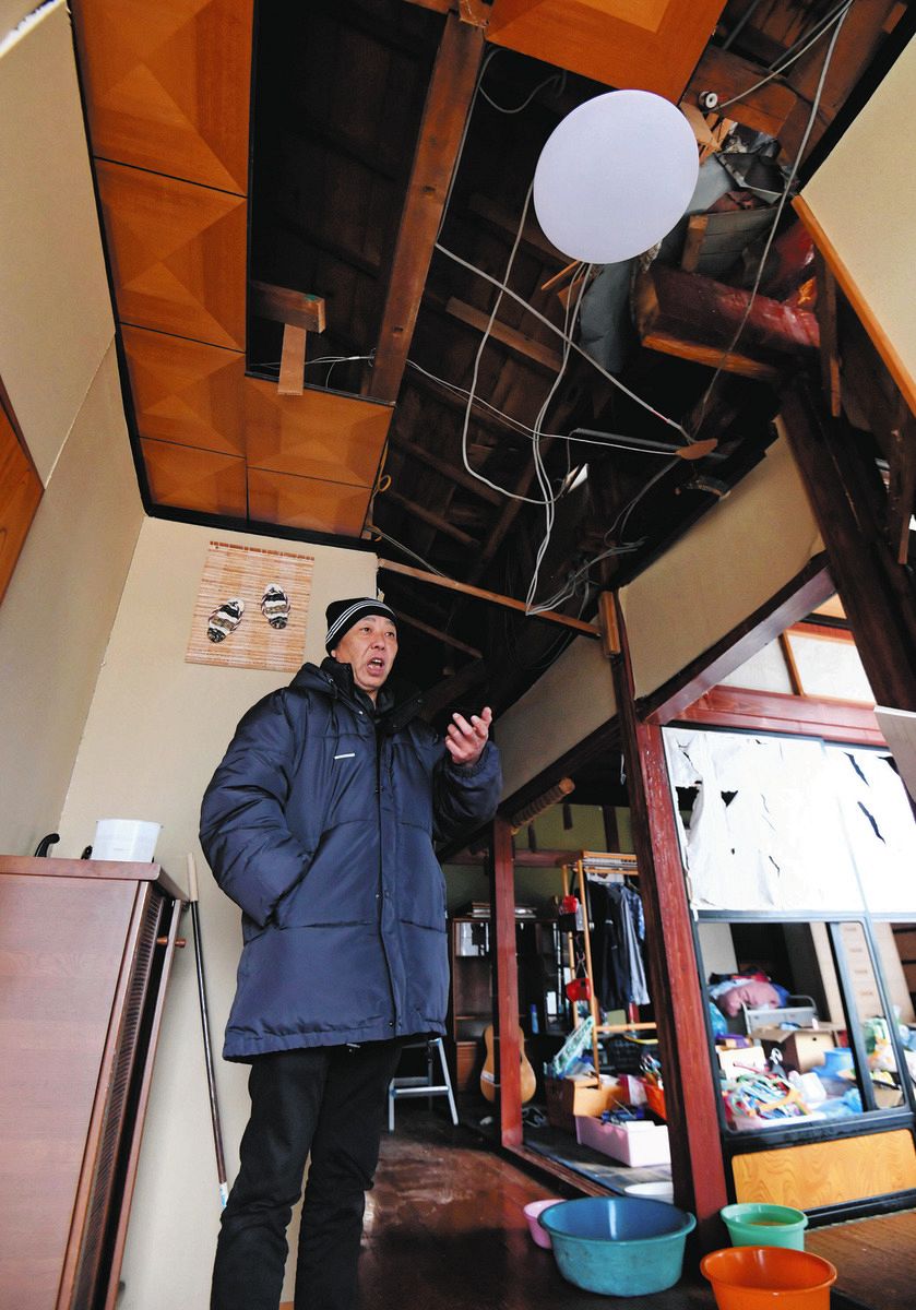 地震で天井が落ち、屋根に隙間ができた藤田賢誠さんの自宅
