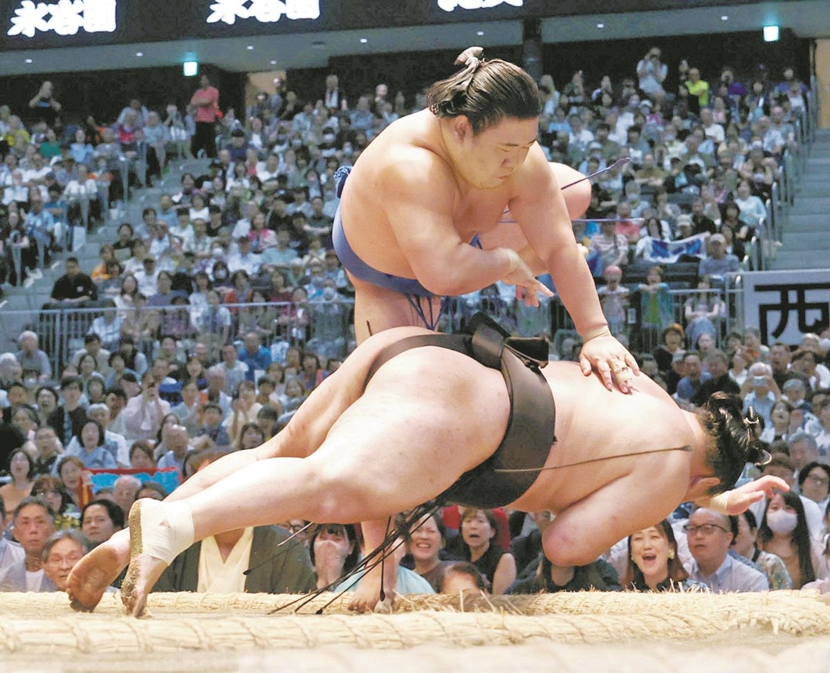 藤ノ川が2日連続の金星 横綱豊昇龍に土俵際で逆転「当たりながら動けた