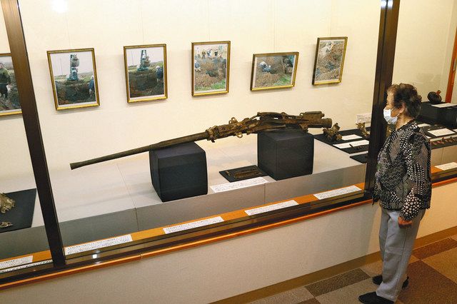 今年１月、大多喜町で発掘された機関銃。終戦の日に墜落したゼロ戦に搭載されていたとみられる＝睦沢町立歴史民俗資料館で
