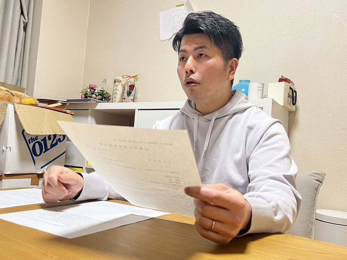 受刑者の言葉が書かれた書面を手に、取材に答える松永拓也さん＝6日、東京都豊島区で