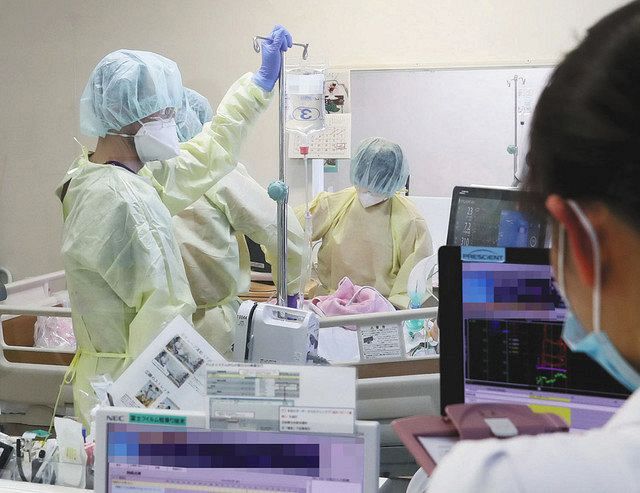 集中治療室（ICU）で新型コロナウイルス感染者の治療にあたる医療従事者ら（一部画像処理）
