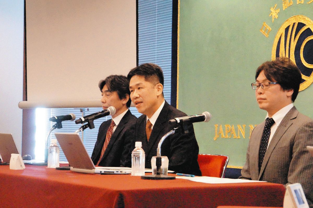 現場の思いを訴える（左から）牛草さん、永井さん、石井さん＝東京都千代田区の日本記者クラブで