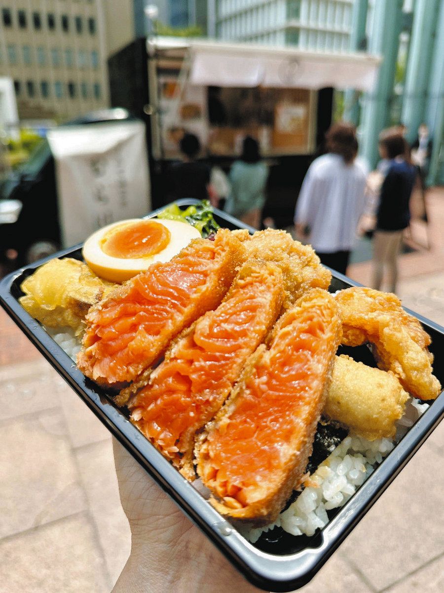 キッチンカー グルメ＞むら川（サーモンのレアカツ海苔弁当）：東京