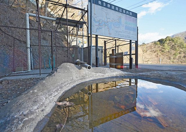 湖底からポンプ施設でくみ上げられる鶴の湯源泉。温泉はトラックで各旅館などに運ばれる
