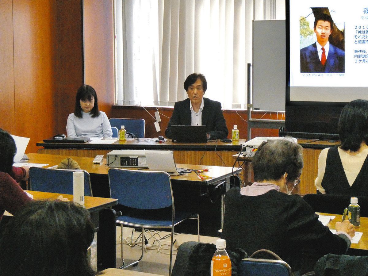 真矢さんの写真を映しながら講演する篠原さん夫妻＝川崎区で 