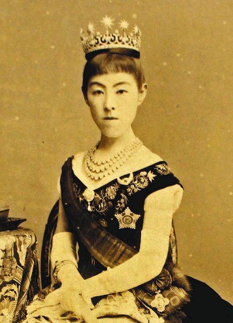 昭憲皇太后の洋装写真、２座像を新たに確認 撮影者も初めて特定、計４