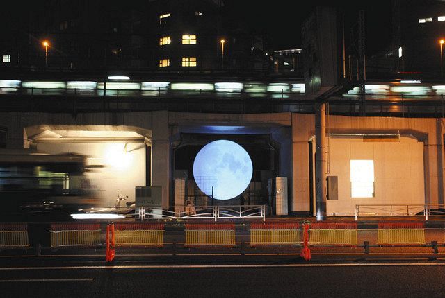 会場が面する国道１６号越しに見える月＝横浜市西区で