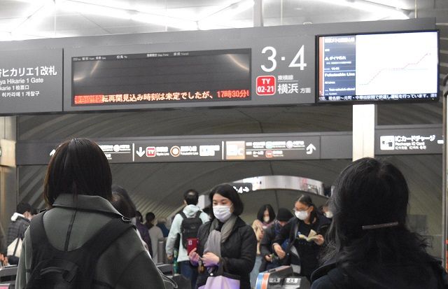 行き先の表示が消えて黒くなった東急東横線の電光掲示板＝１３日午後５時２０分ごろ、渋谷駅で