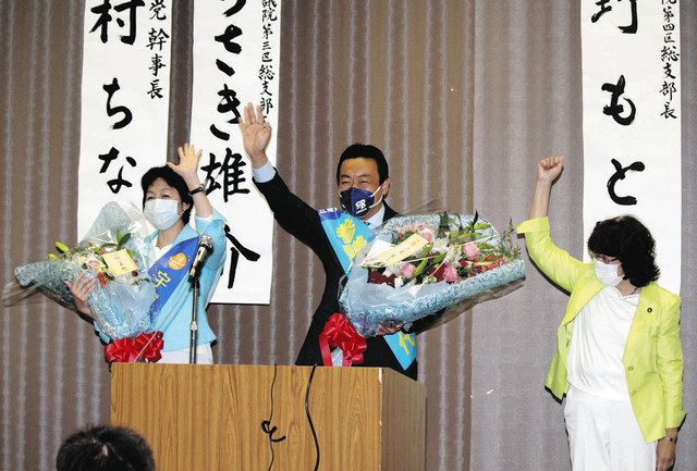 ５月８日に開かれた集会で必勝の花束を受け取った水野さん（左）と寺崎さん（中）、阿部県連代表＝藤沢市で
