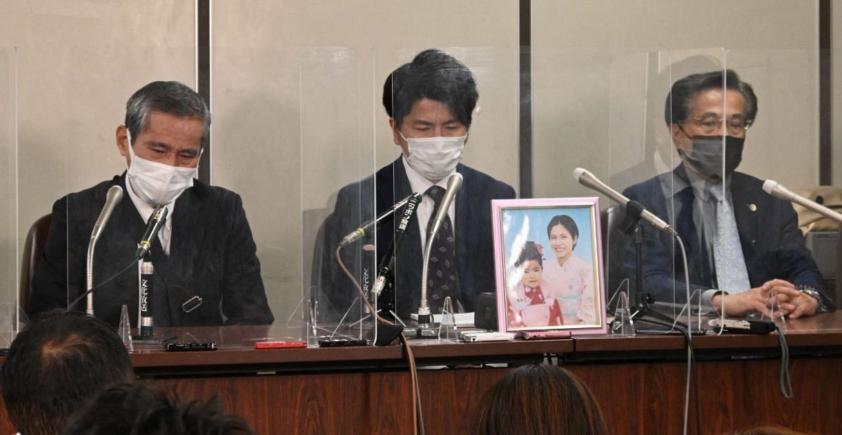 記者会見で険しい表情を見せる遺族の松永拓也さん（中央）と義父の上原義教さん（左）＝東京・霞が関の司法記者クラブで