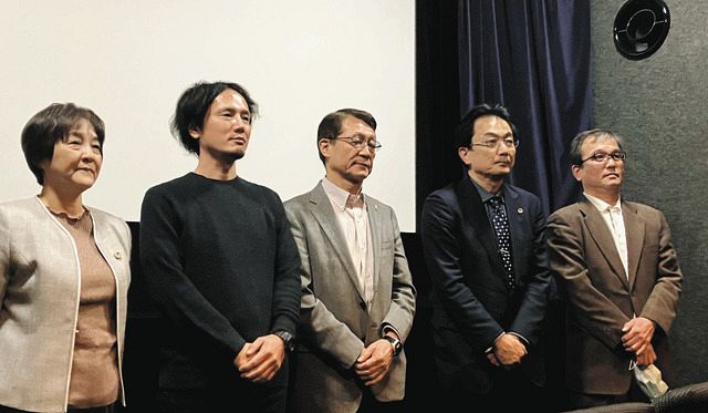 事件をまとめた映画の試写会で、法改正の必要性を訴える藤岡弁護士（右から2人目）や日本障害者協議会の藤井克徳代表（同3人目）ら＝8日、東京都内で