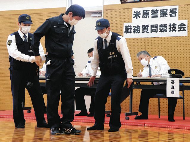 犯人役の署員（左から2番目）に対し、職務質問をする若手署員ら＝5月27日、滋賀県の米原署で