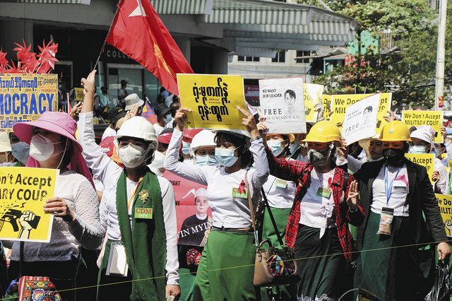 １９日、ミャンマー・ヤンゴンで、クーデターに抗議する市民＝共同