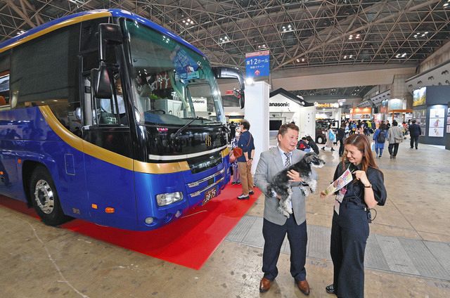 「第12回インターペット」が開幕、ペットと乗れるように改装したバスの横で話すB・I・Gの萩原正規社長（手前左）＝東京都江東区の東京ビッグサイトで
