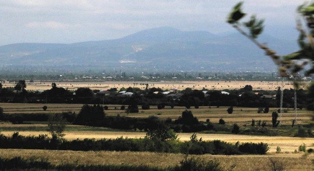 南オセチア地域（奥）から紛争で追われた避難民が暮らす住宅地（手前）＝昨年７月