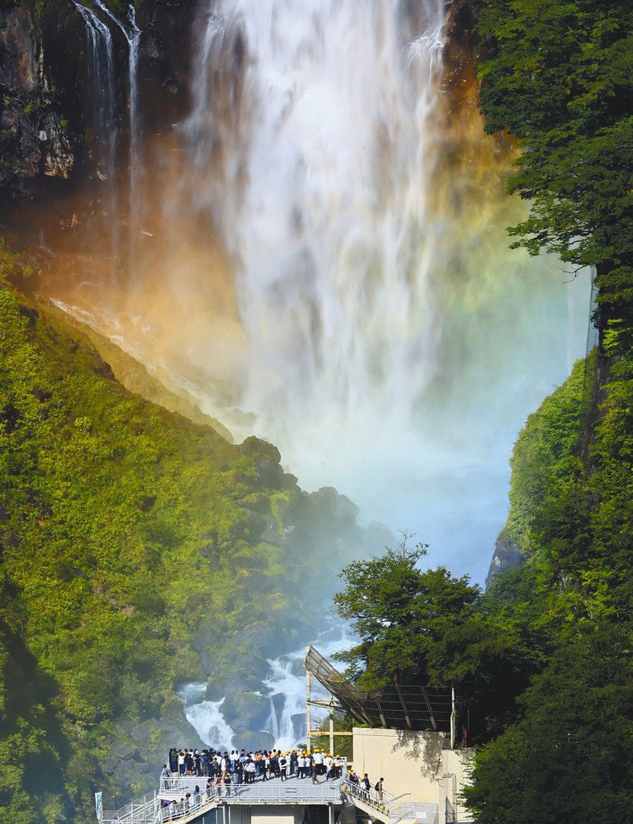 彩 首都圏の四季を訪ねて＞よみがえる瀑水 虹の輝き 華厳の滝（栃木県