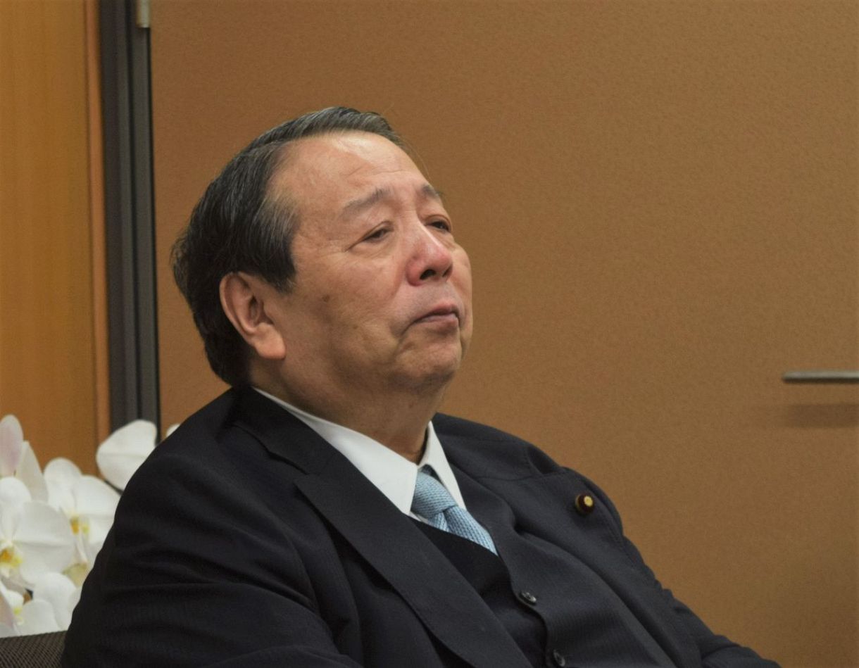 19年ぶりの入閣に感極まった表情を見せる村上誠一郎氏＝10月1日、国会内の村上氏の事務所で（佐藤裕介撮影）