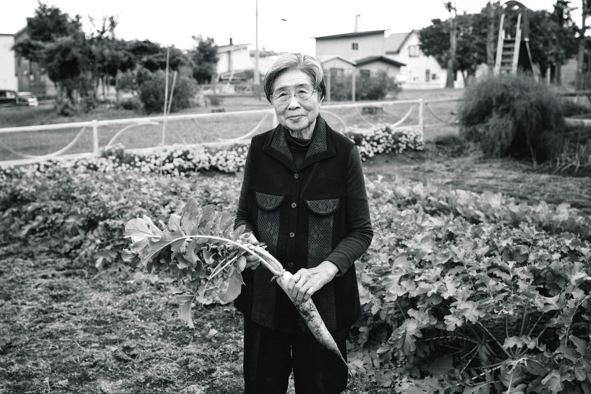 北方領土の元島民100人の写真集 「記憶を次世代に」 3世の写真家、取材